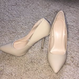 Nude pumps
